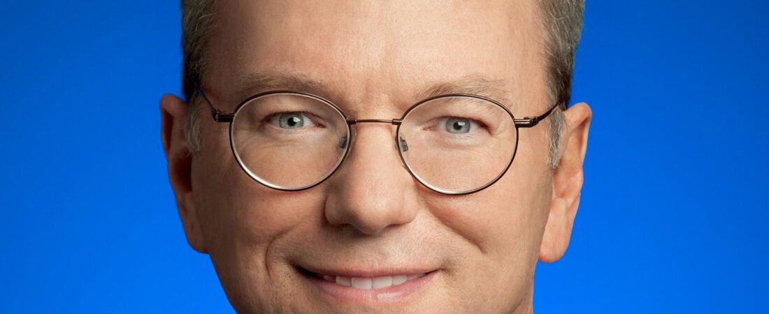 Les Prédictions Inquiétantes d’Eric Schmidt : L’IA Puissante et les Laboratoires Robotiques Créeront des Industries de Plusieurs Billions