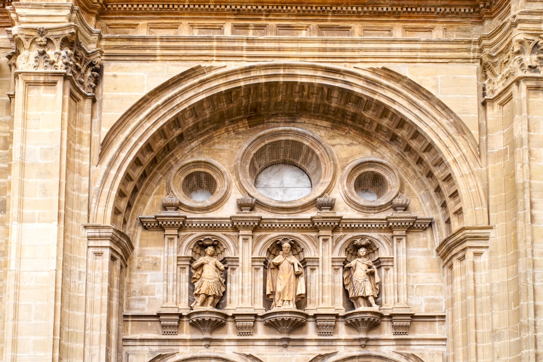 La Moitié des Employés Cachent Encore l’IA à Leurs Patrons (Et C’est la Faute des Patrons)