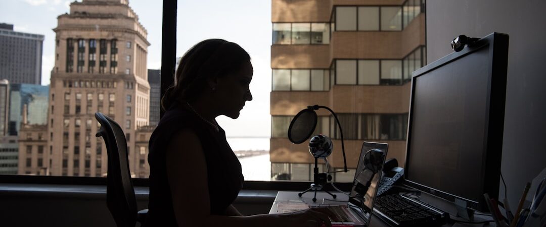 Comment l’IA Réduit le Burn-out au Travail : Une Révolution Silencieuse